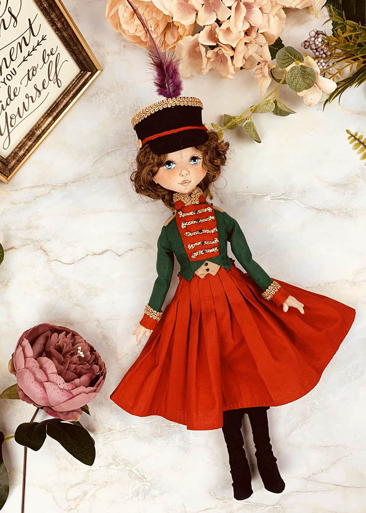 35cm doll Pattern / The woman wearing a hat with feathers (Face center seam)